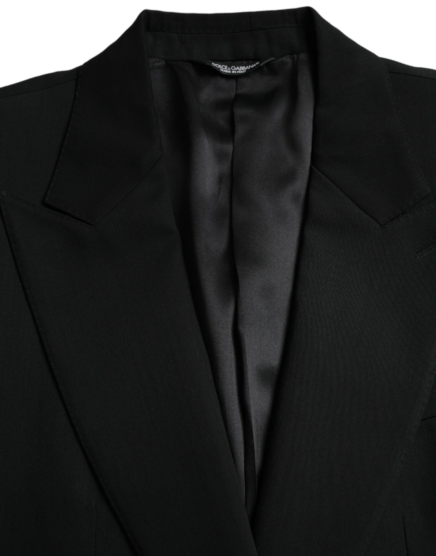 Blazer de lana negra con botonadura sencilla
