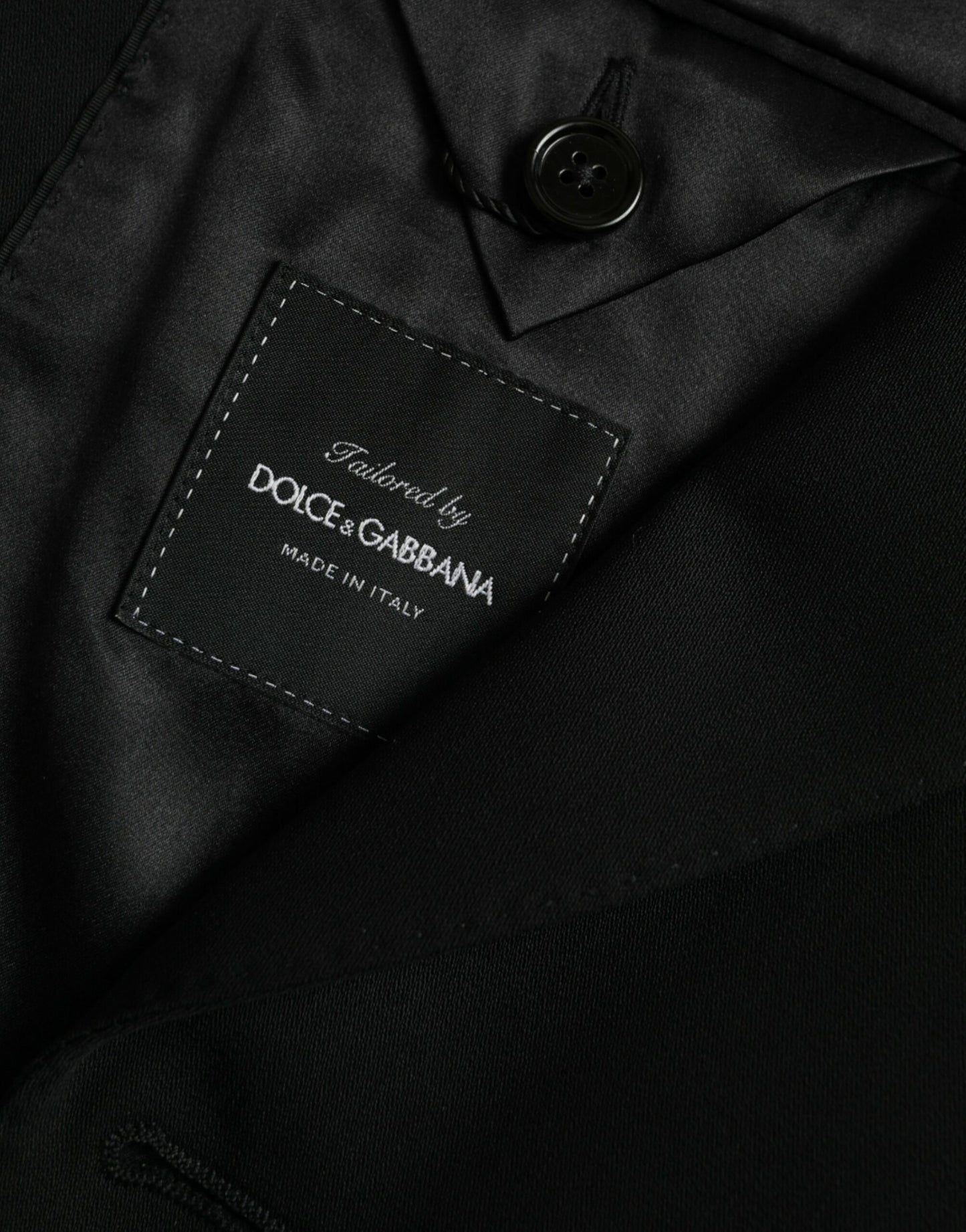Blazer de lana negra con botonadura sencilla