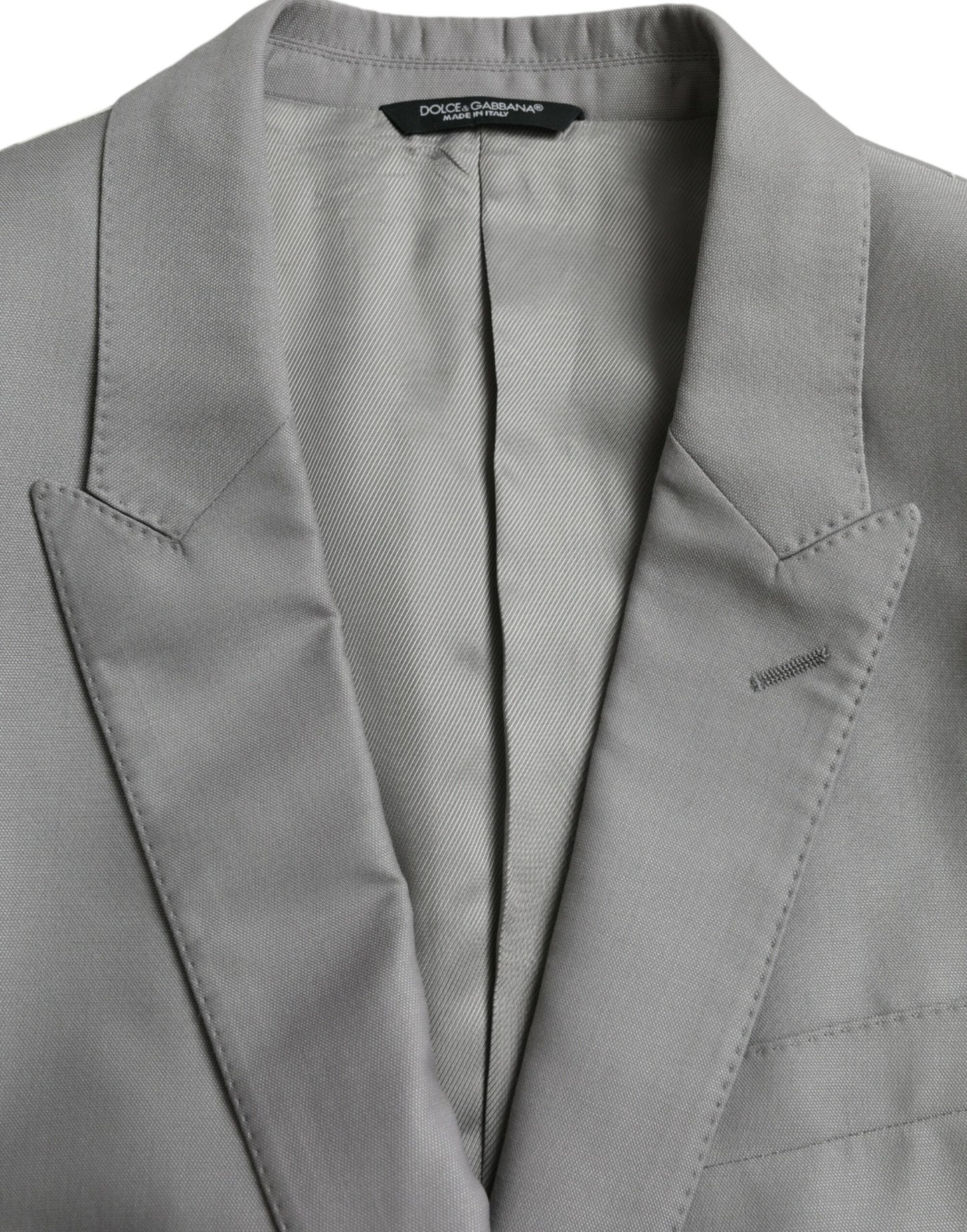 Blazer de lana gris con botonadura sencilla
