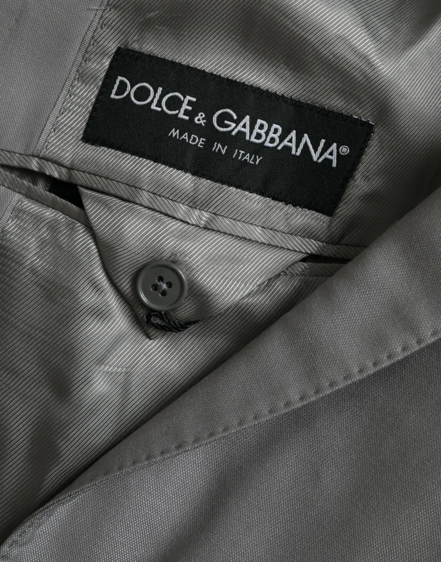 Blazer de lana gris con botonadura sencilla