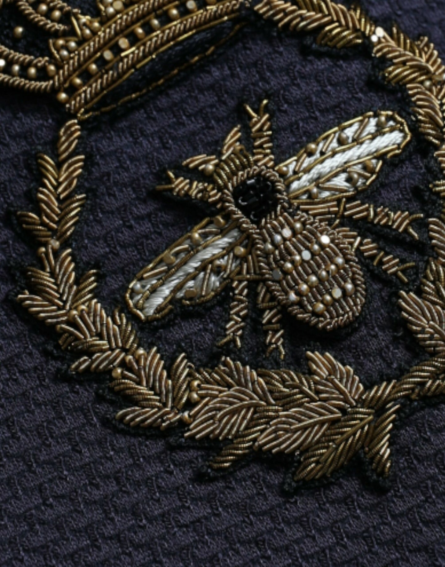 Blazer cruzado con diseño de abeja y corona azul oscuro