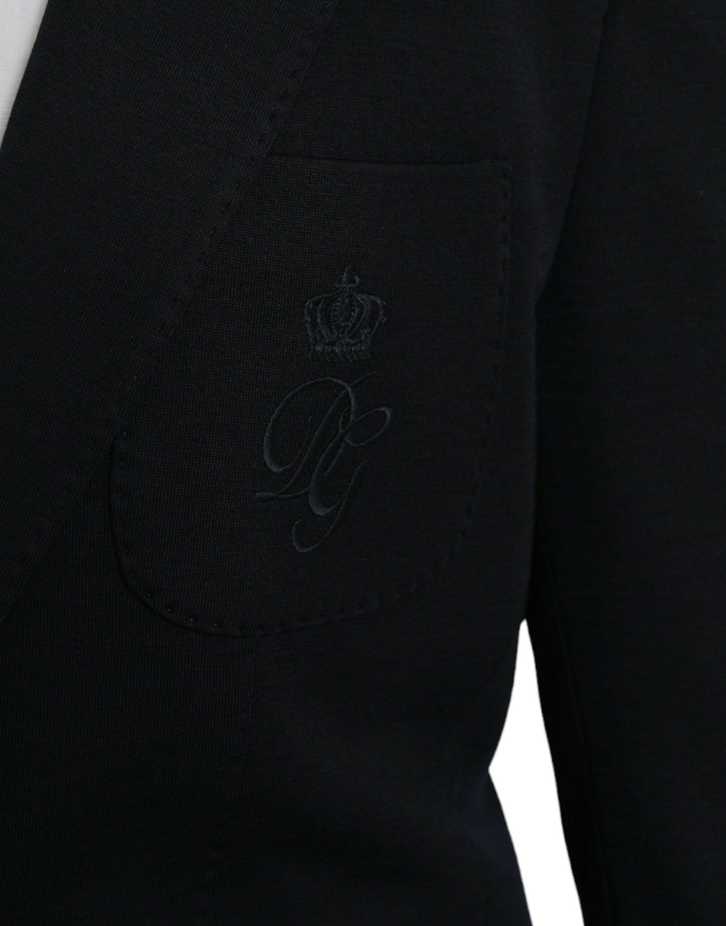 Blazer de lana negra con muesca y botonadura sencilla