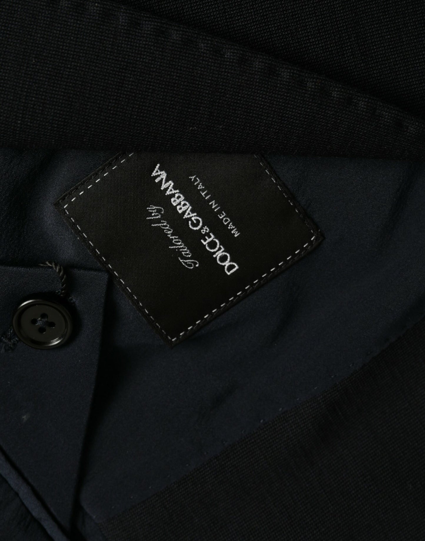 Blazer de lana negra con muesca y botonadura sencilla