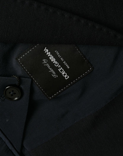 Blazer de lana negra con muesca y botonadura sencilla