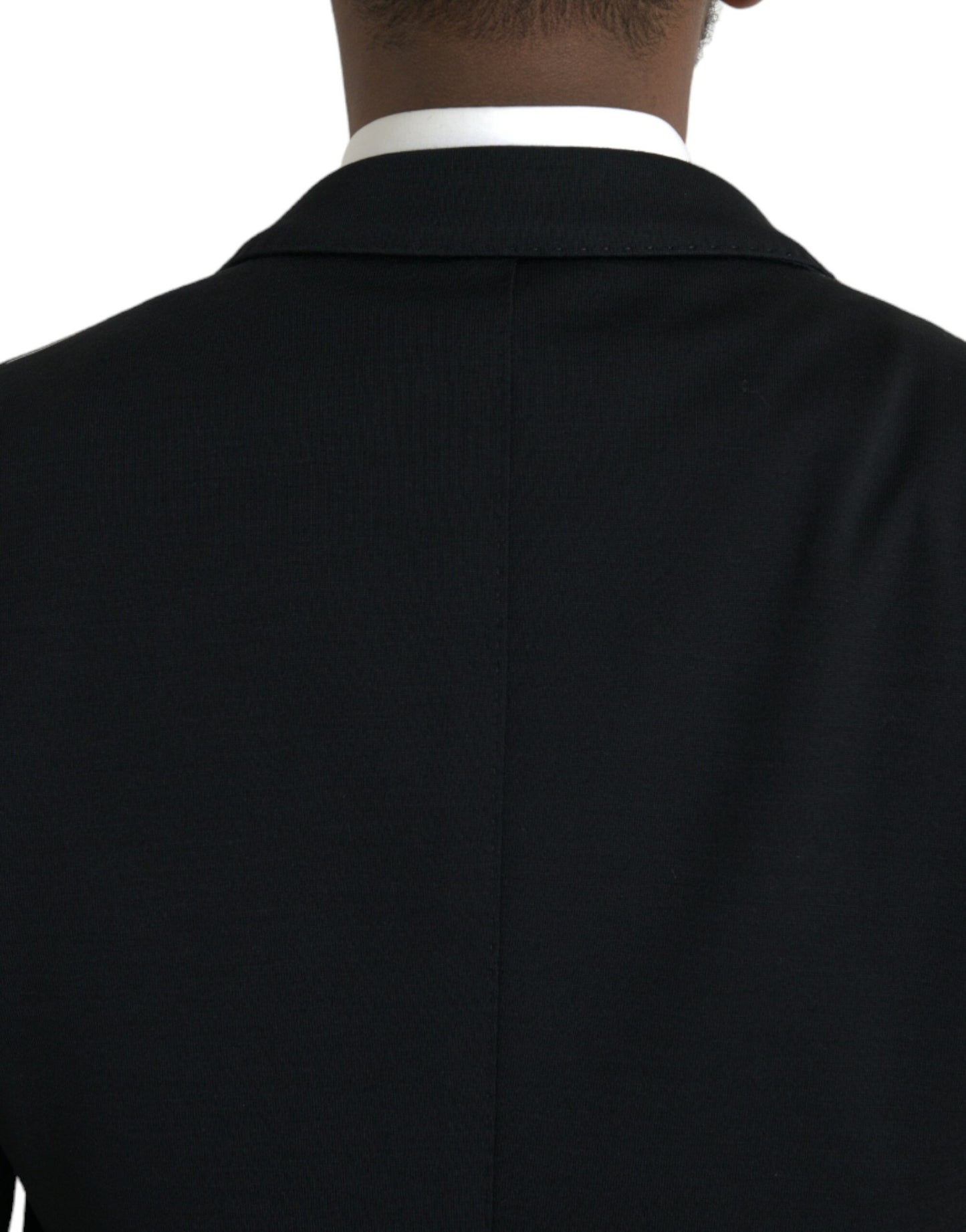 Blazer de lana negra con muesca y botonadura sencilla