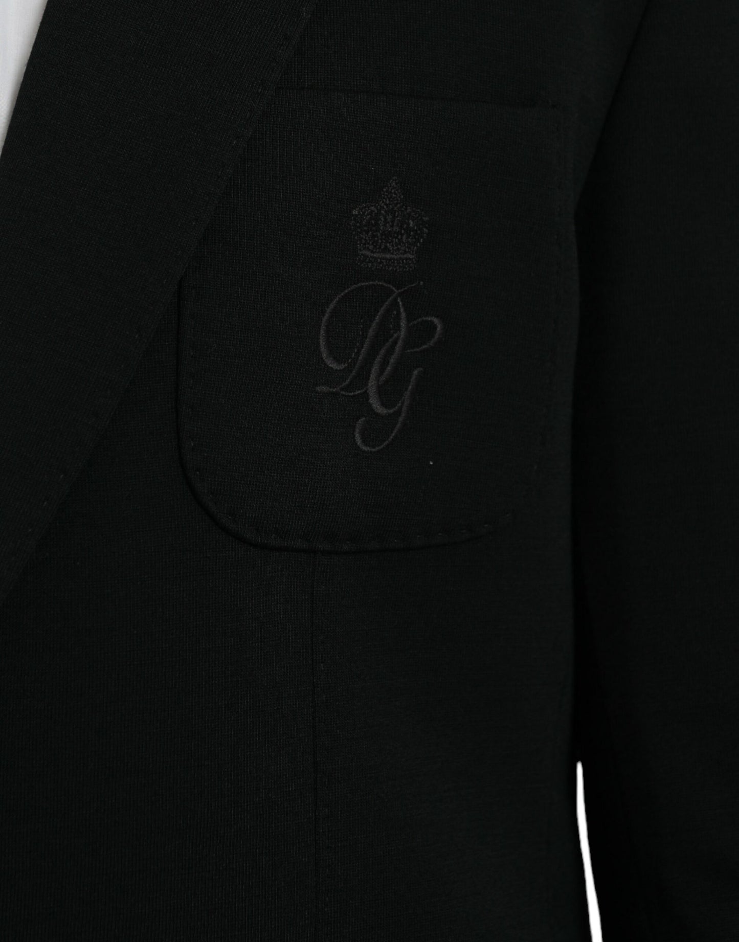 Blazer de lana negra con muesca y botonadura sencilla