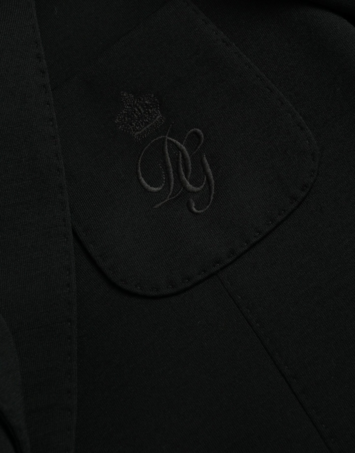 Blazer de lana negra con muesca y botonadura sencilla
