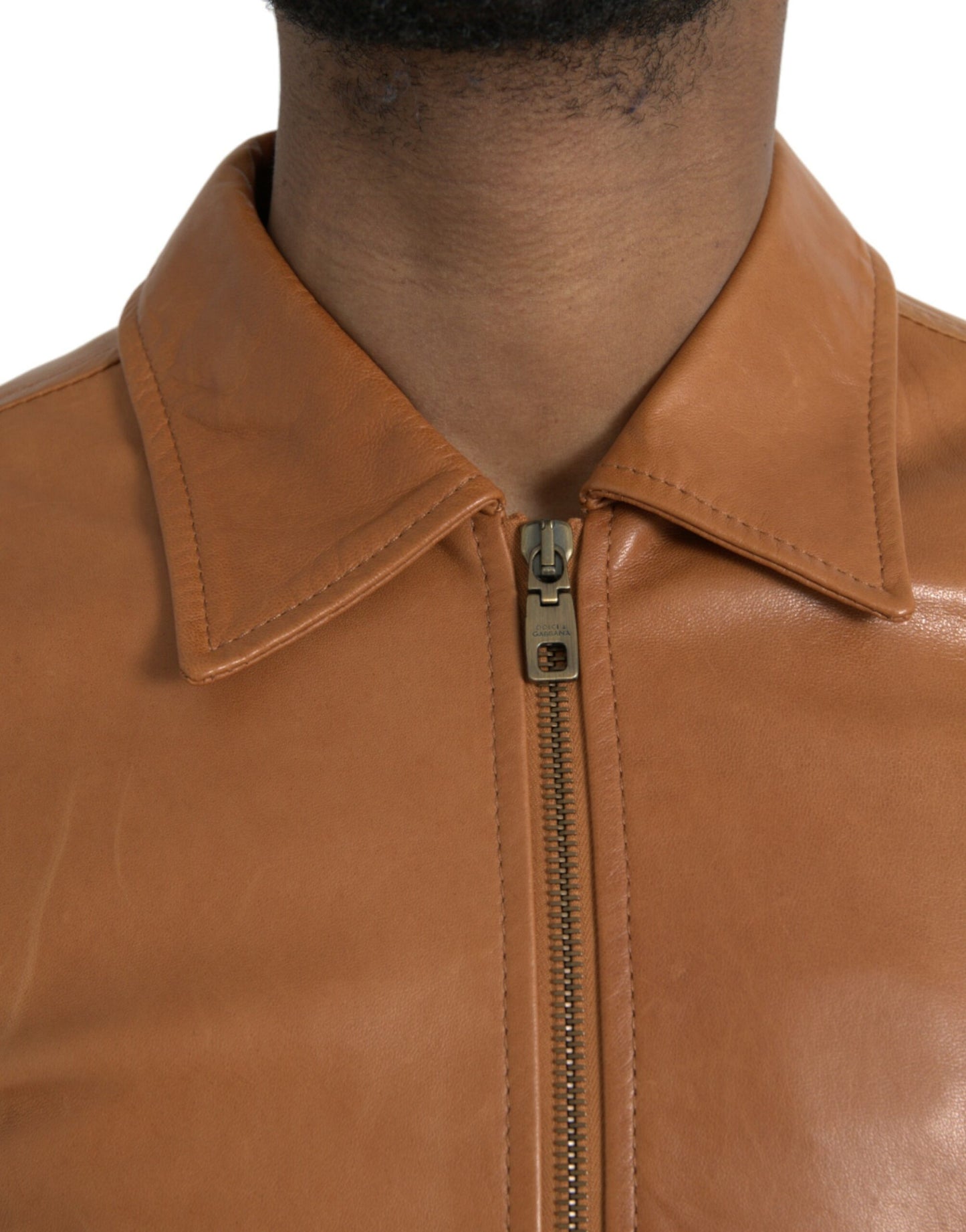 Chaqueta tipo blusón de piel de cordero marrón con cremallera completa