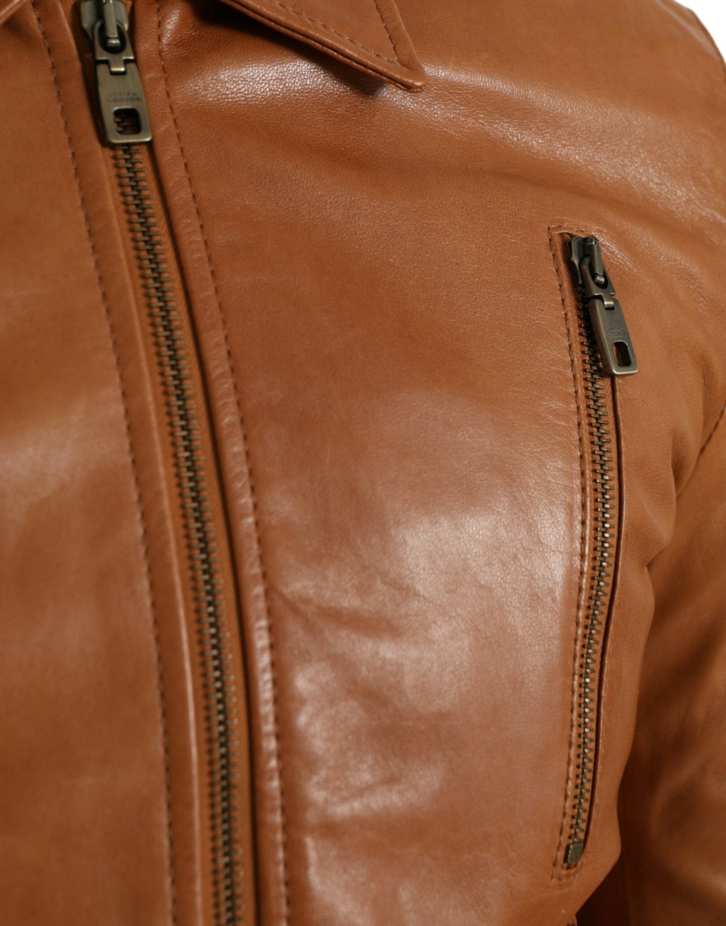 Chaqueta tipo blusón de piel de cordero marrón con cremallera completa