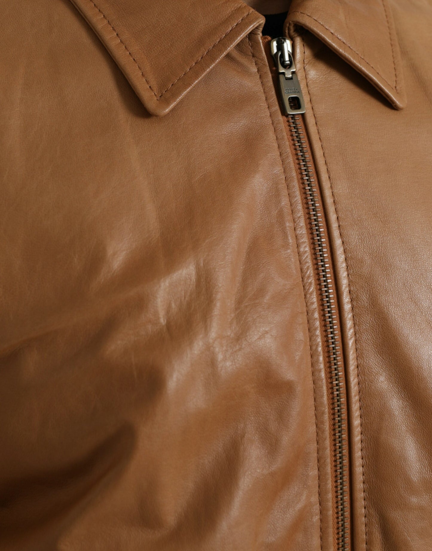 Chaqueta tipo blusón de piel de cordero marrón con cremallera completa