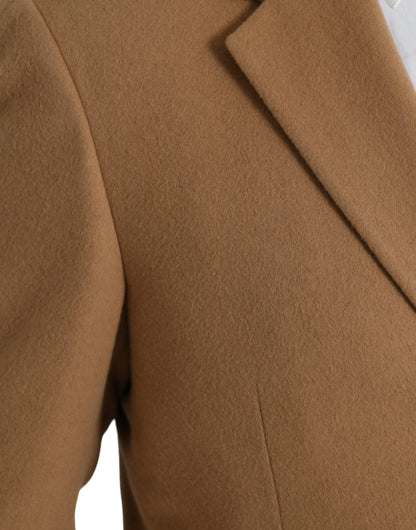 Traje de dos piezas de cachemira marrón con botonadura sencilla