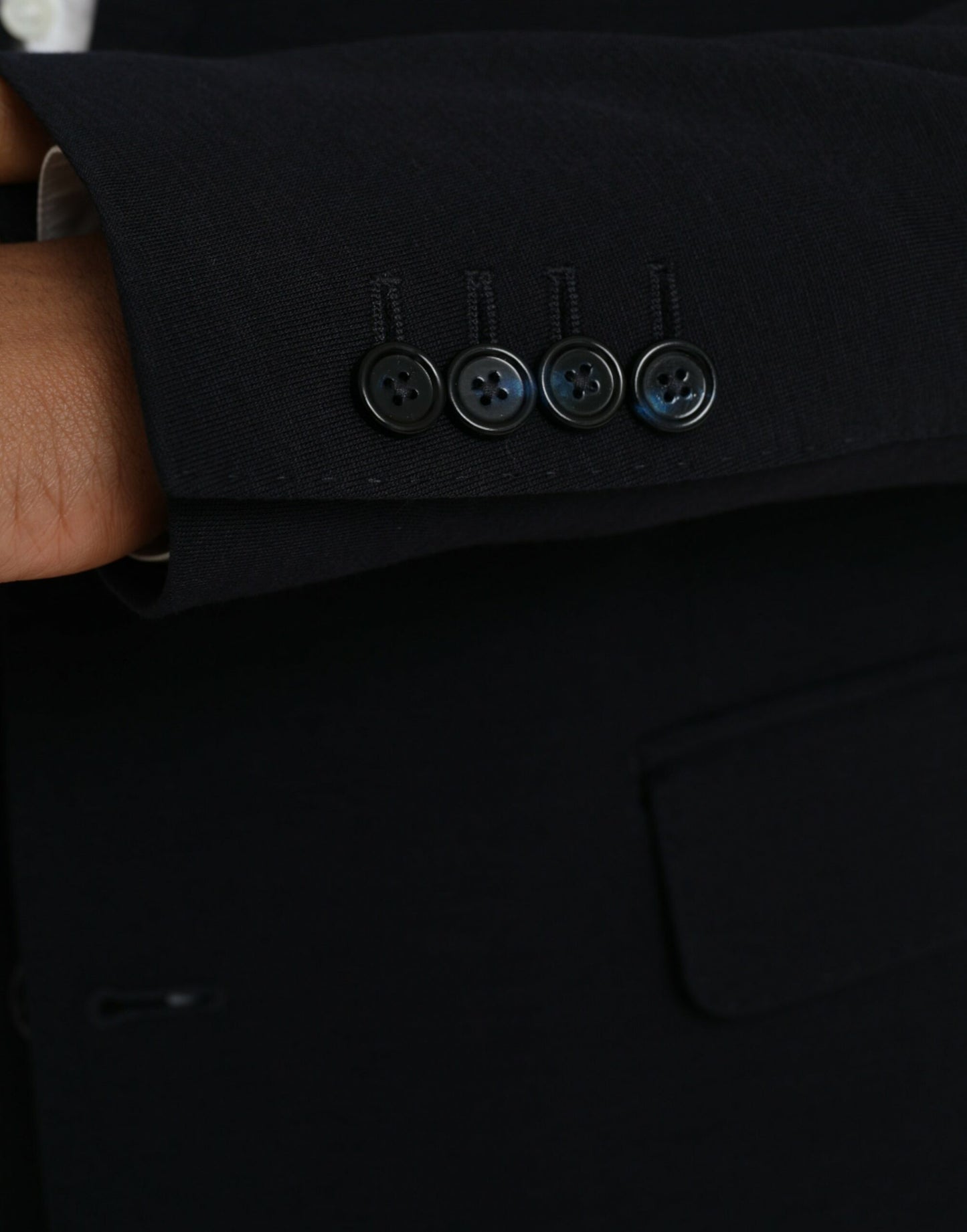 Blazer de lana negra con botonadura sencilla