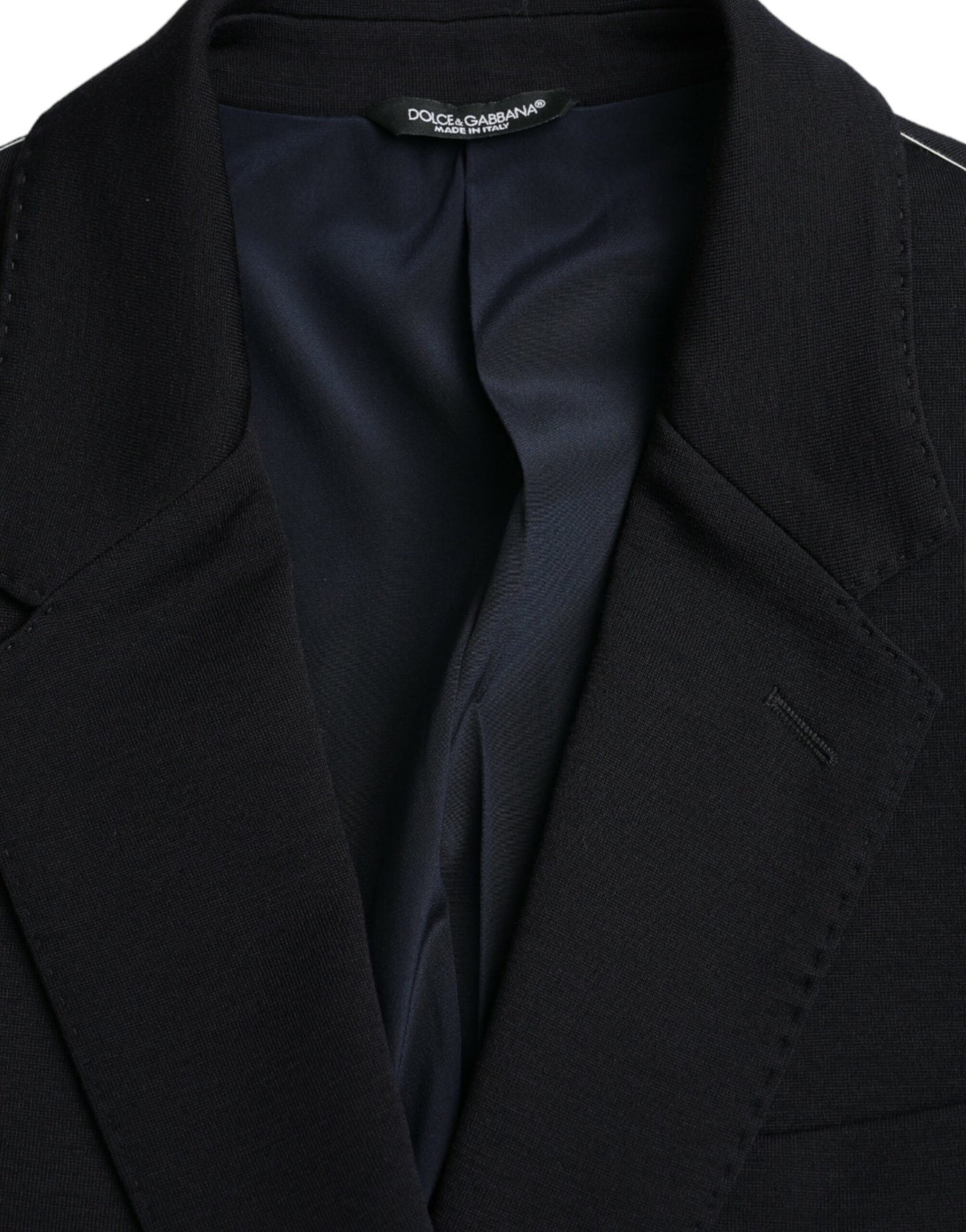 Blazer de lana negra con botonadura sencilla