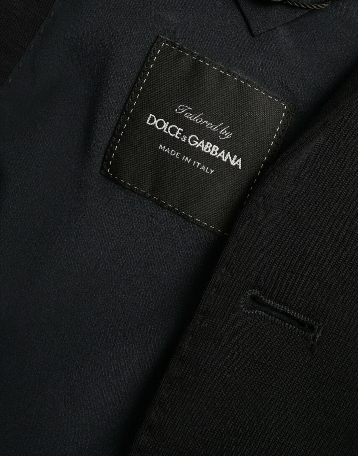 Blazer de lana negra con botonadura sencilla