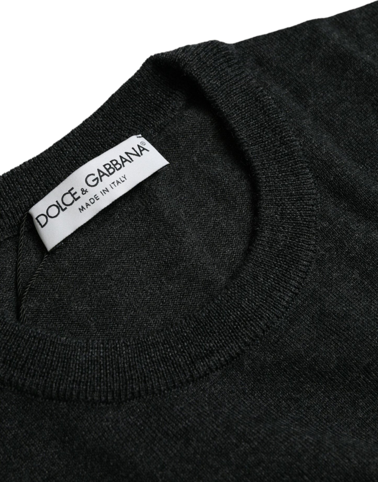 Suéter de cuello redondo de lana gris oscuro