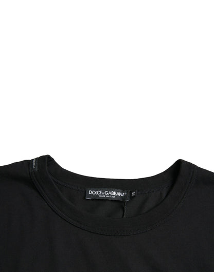 Camiseta de manga corta con cuello redondo y logo negro en relieve