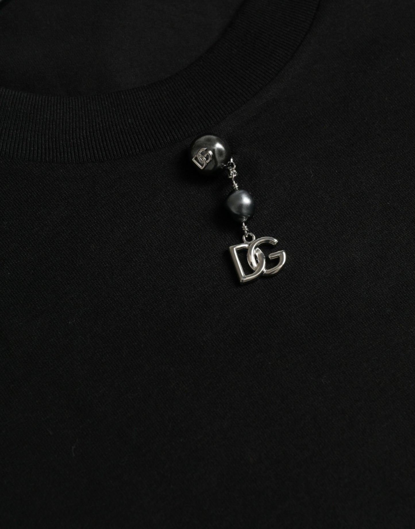Camiseta negra de algodón con cuello redondo y adornos