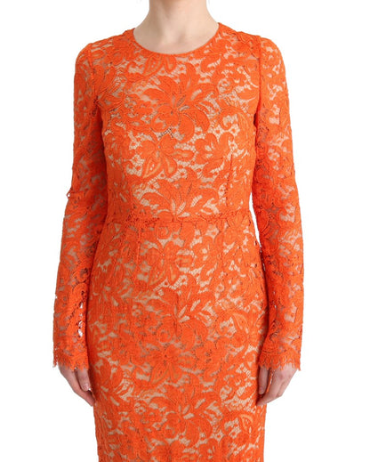 Elegante vestido naranja de manga larga y corte tubo