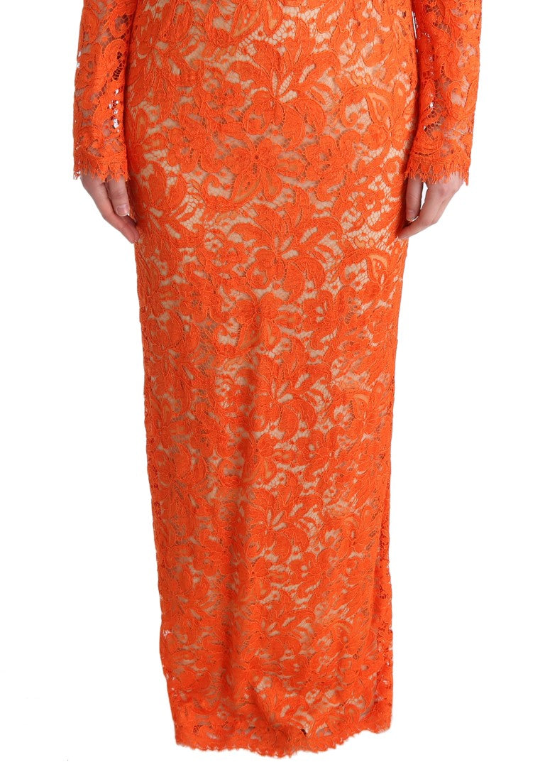 Elegante vestido naranja de manga larga y corte tubo