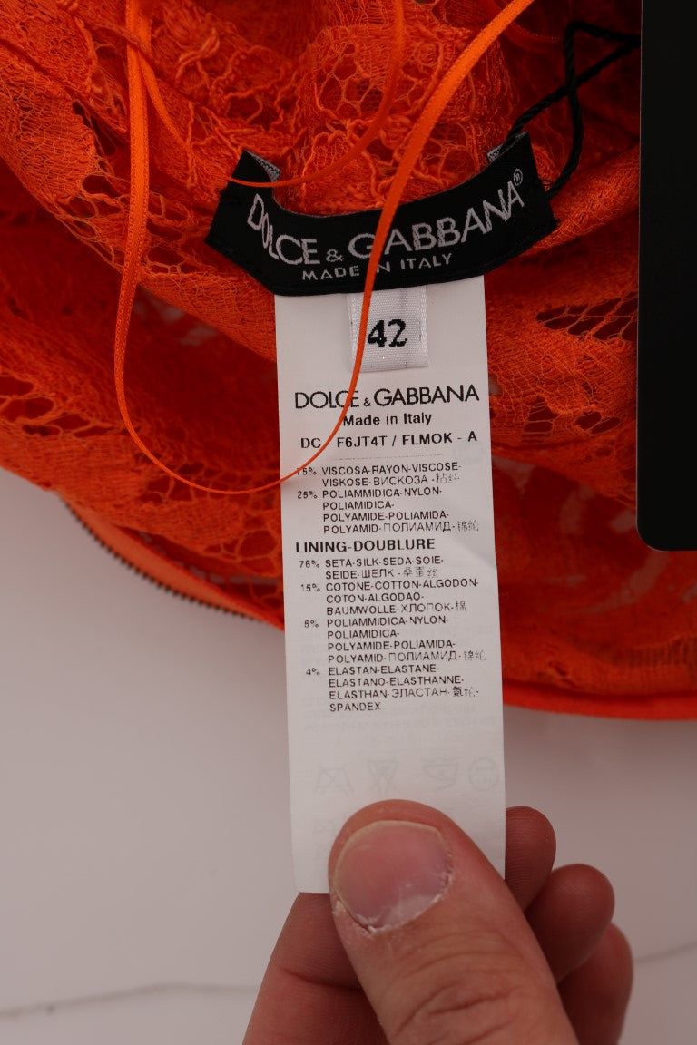 Elegante vestido naranja de manga larga y corte tubo