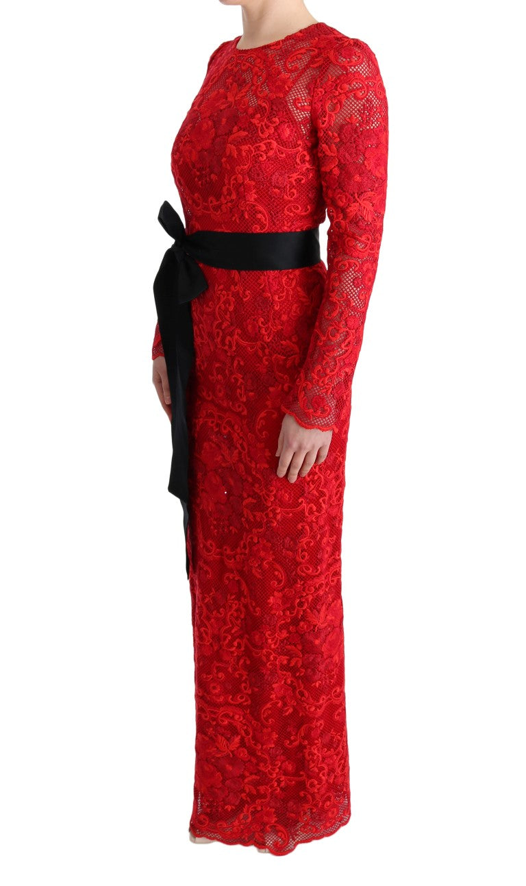 Elegante vestido rojo con cinturón de lazo de seda