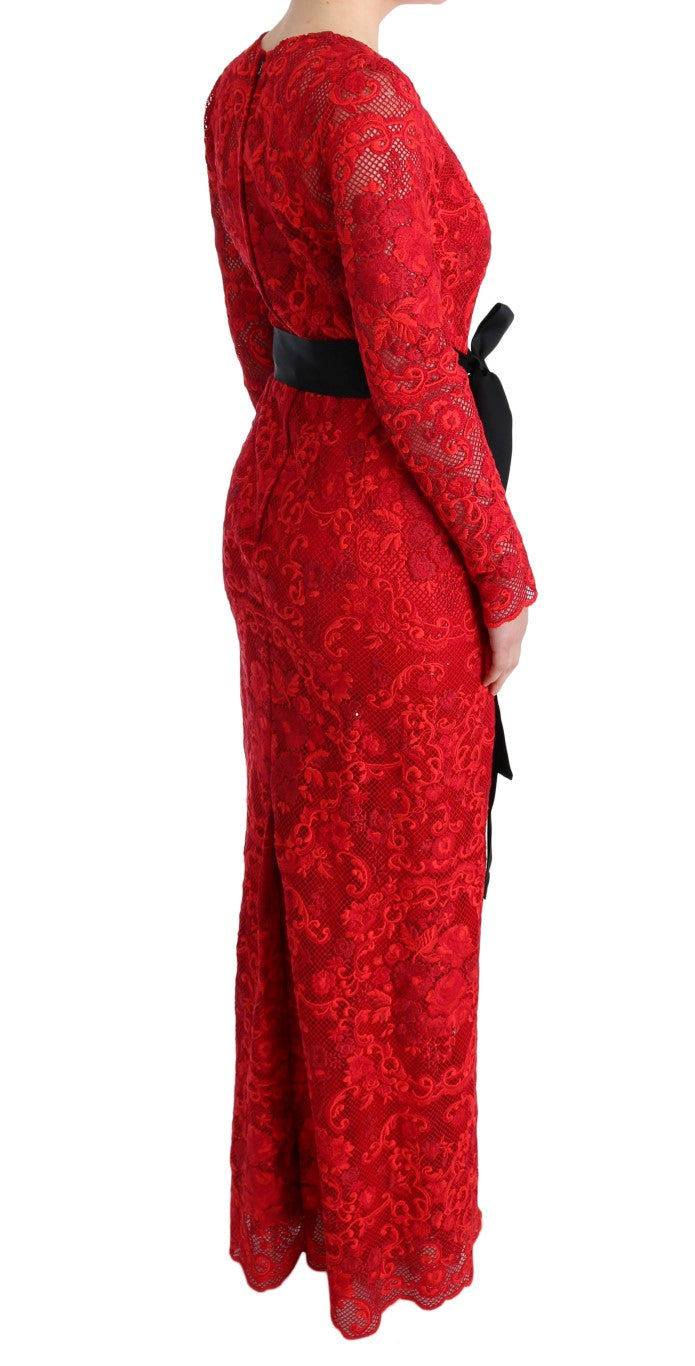 Elegante vestido rojo con cinturón de lazo de seda