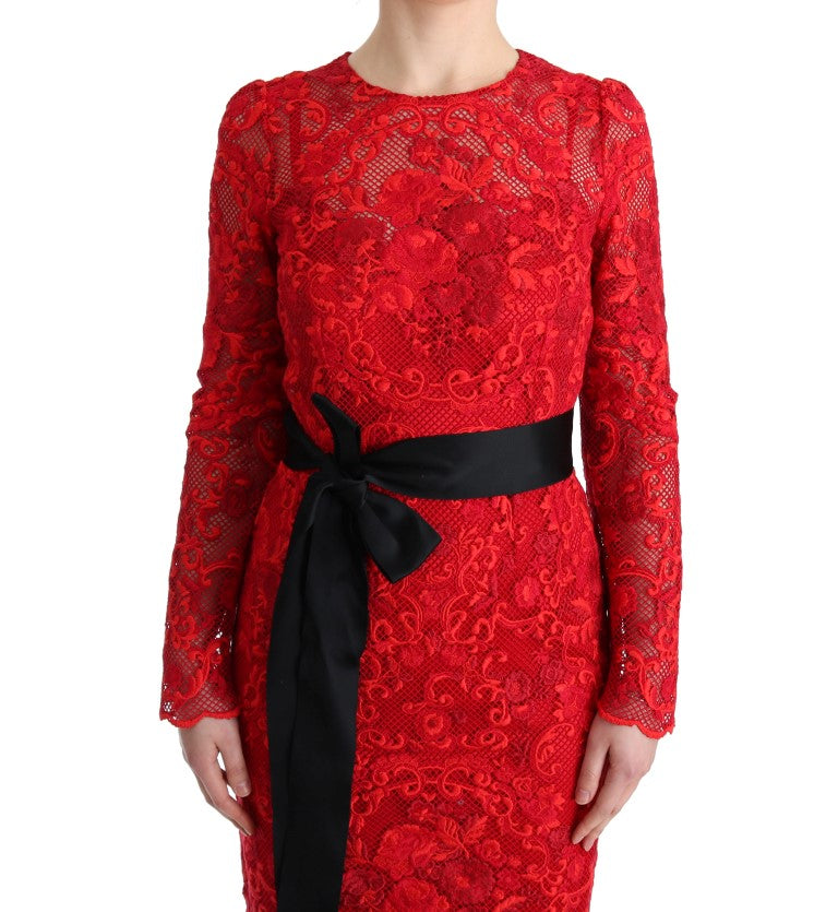 Elegante vestido rojo con cinturón de lazo de seda