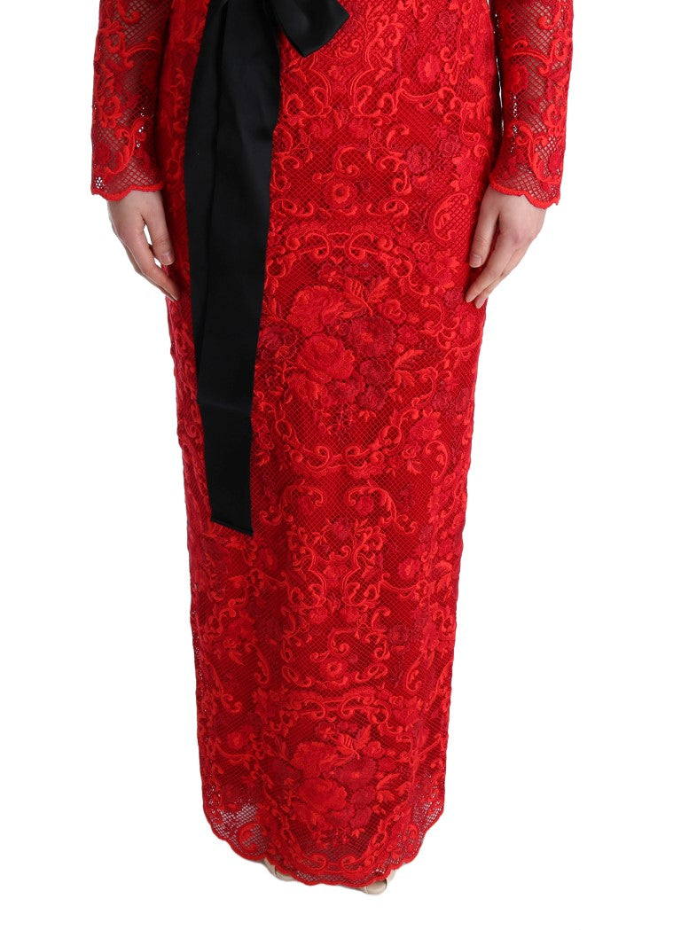 Elegante vestido rojo con cinturón de lazo de seda