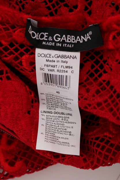 Elegante vestido rojo con cinturón de lazo de seda