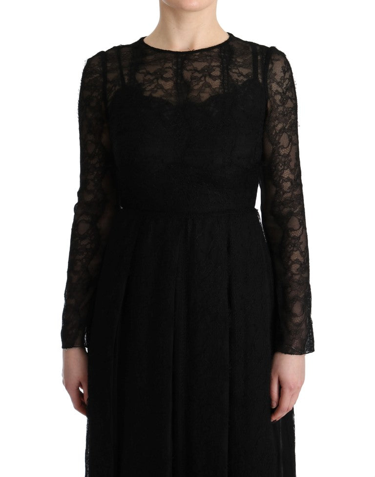 Elegante vestido negro de manga larga