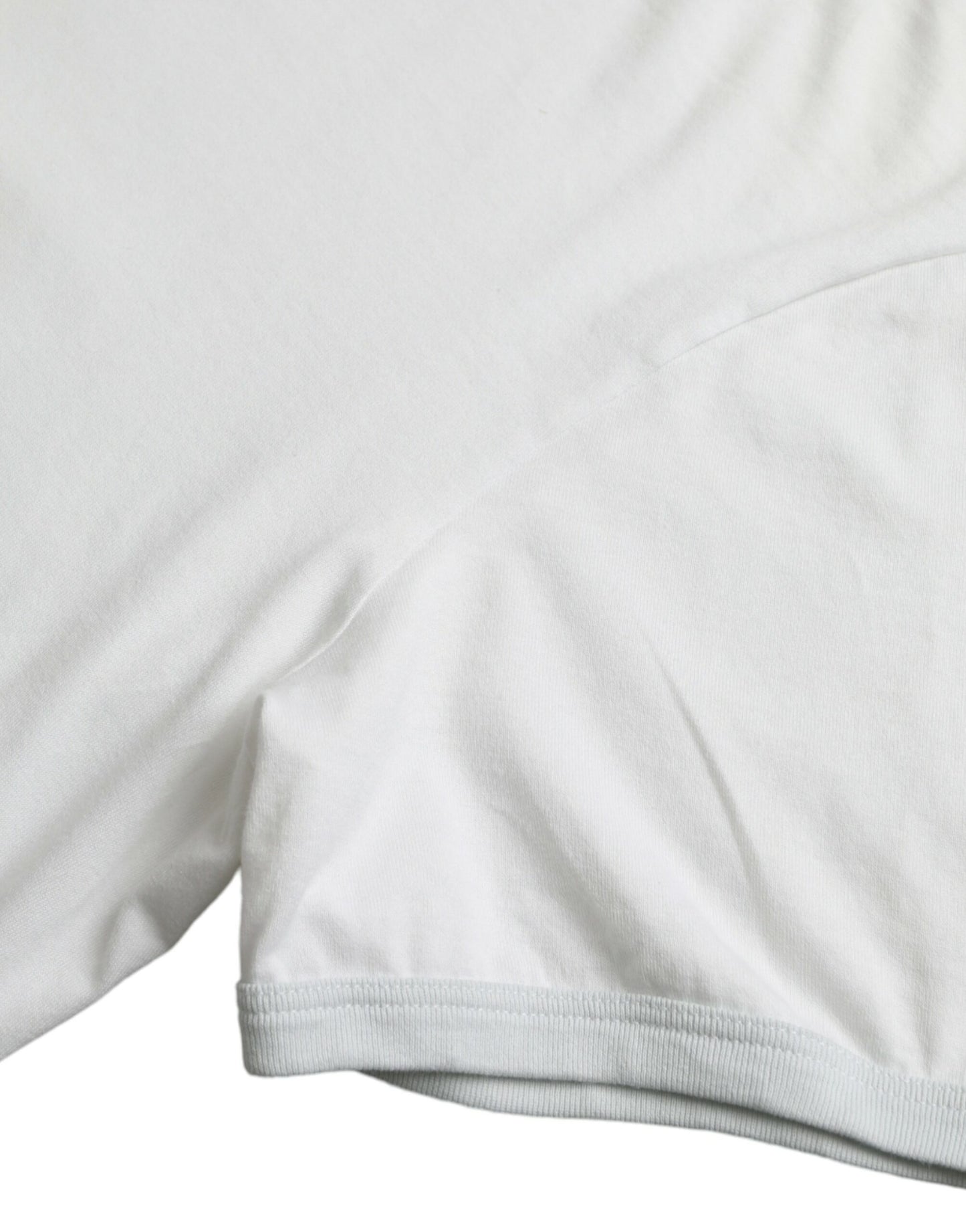 Camiseta blanca de algodón con cuello redondo y manga corta