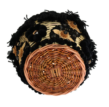 Elegante bolso tipo cubo de piel de serpiente en paja beige y negra