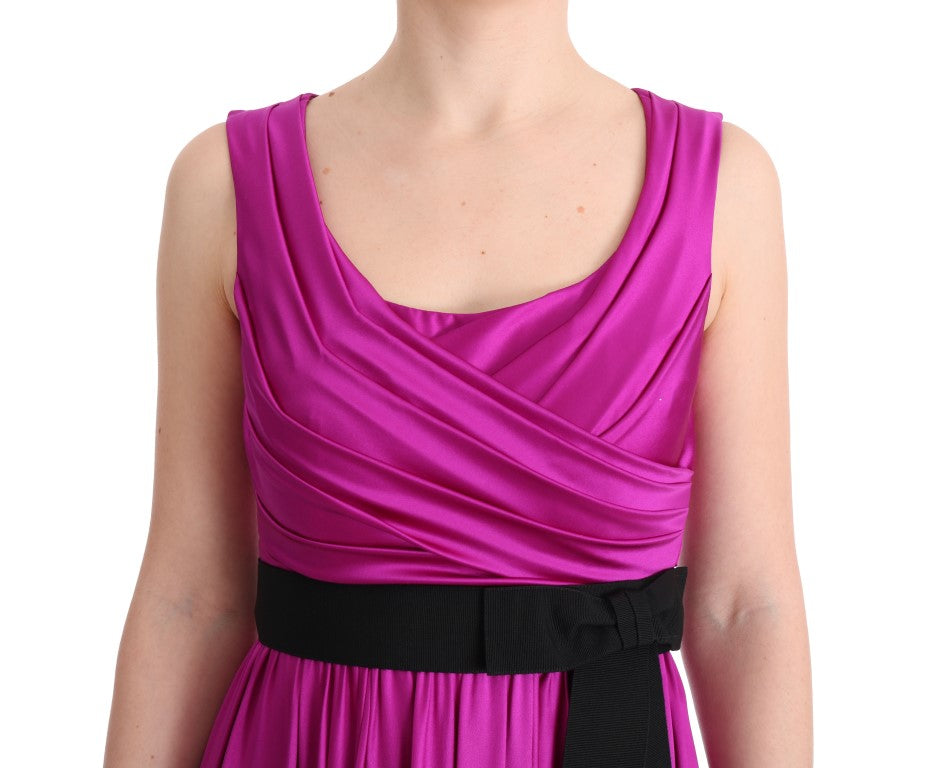 Elegante vestido de seda rosa