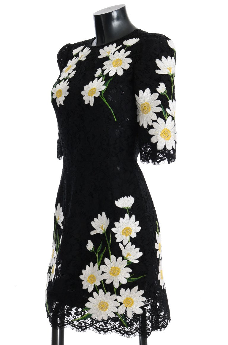 Vestido negro con encaje floral y bordado de manzanilla