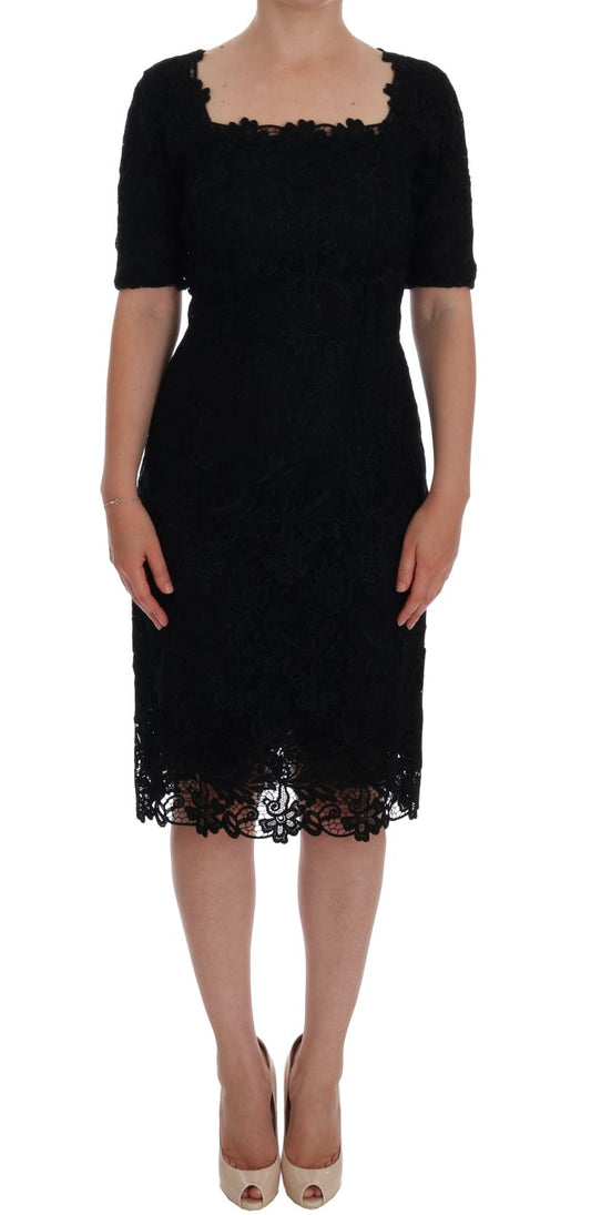 Elegante vestido negro hasta la rodilla