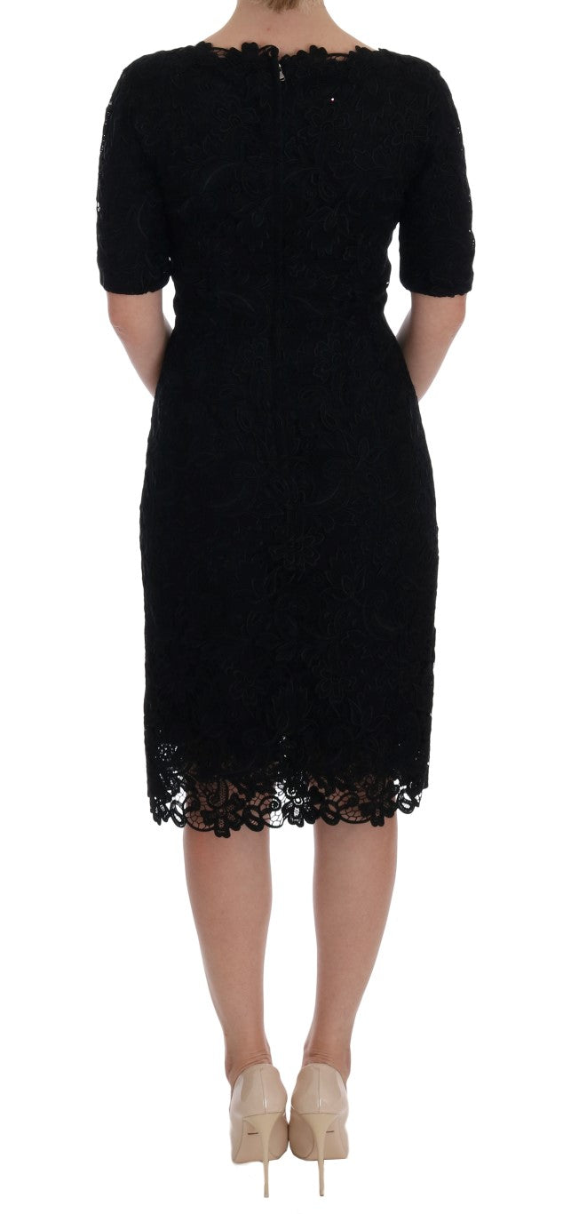 Elegante vestido negro hasta la rodilla