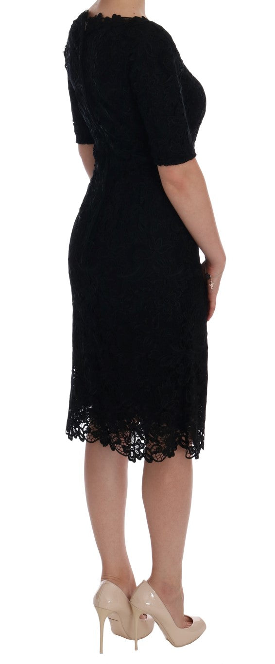 Elegante vestido negro hasta la rodilla