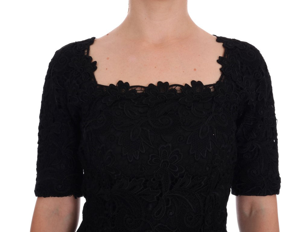 Elegante vestido negro hasta la rodilla