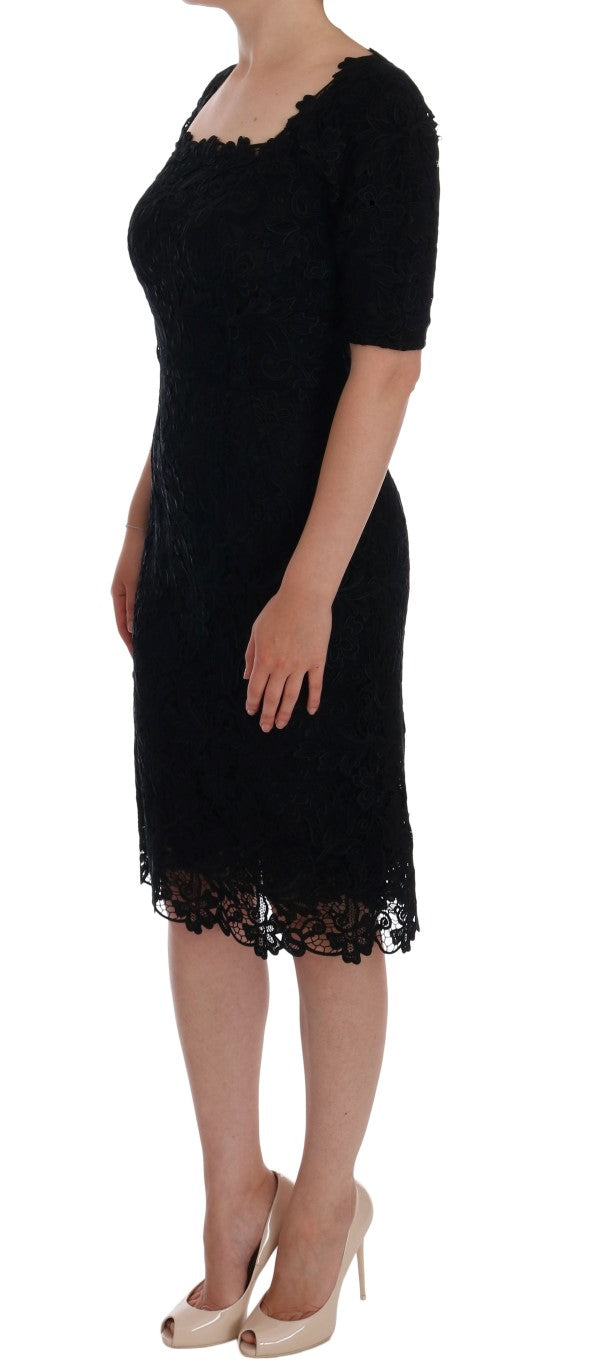 Elegante vestido negro hasta la rodilla