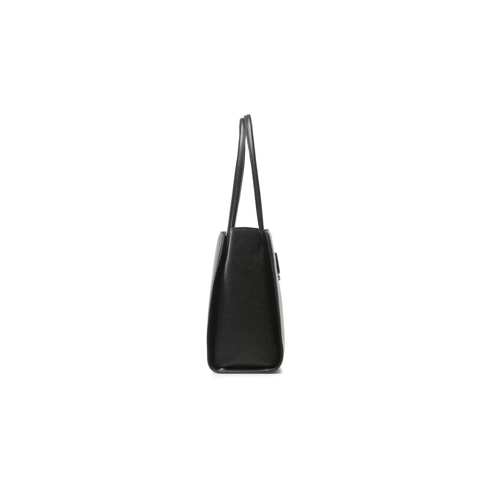 Bolso elegante de ébano con detalle de logotipo plateado