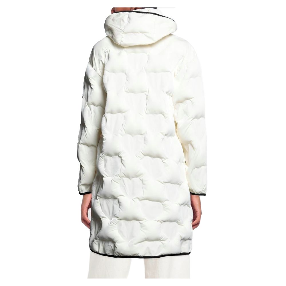 Chaqueta larga de plumas con corazón acolchado elegante