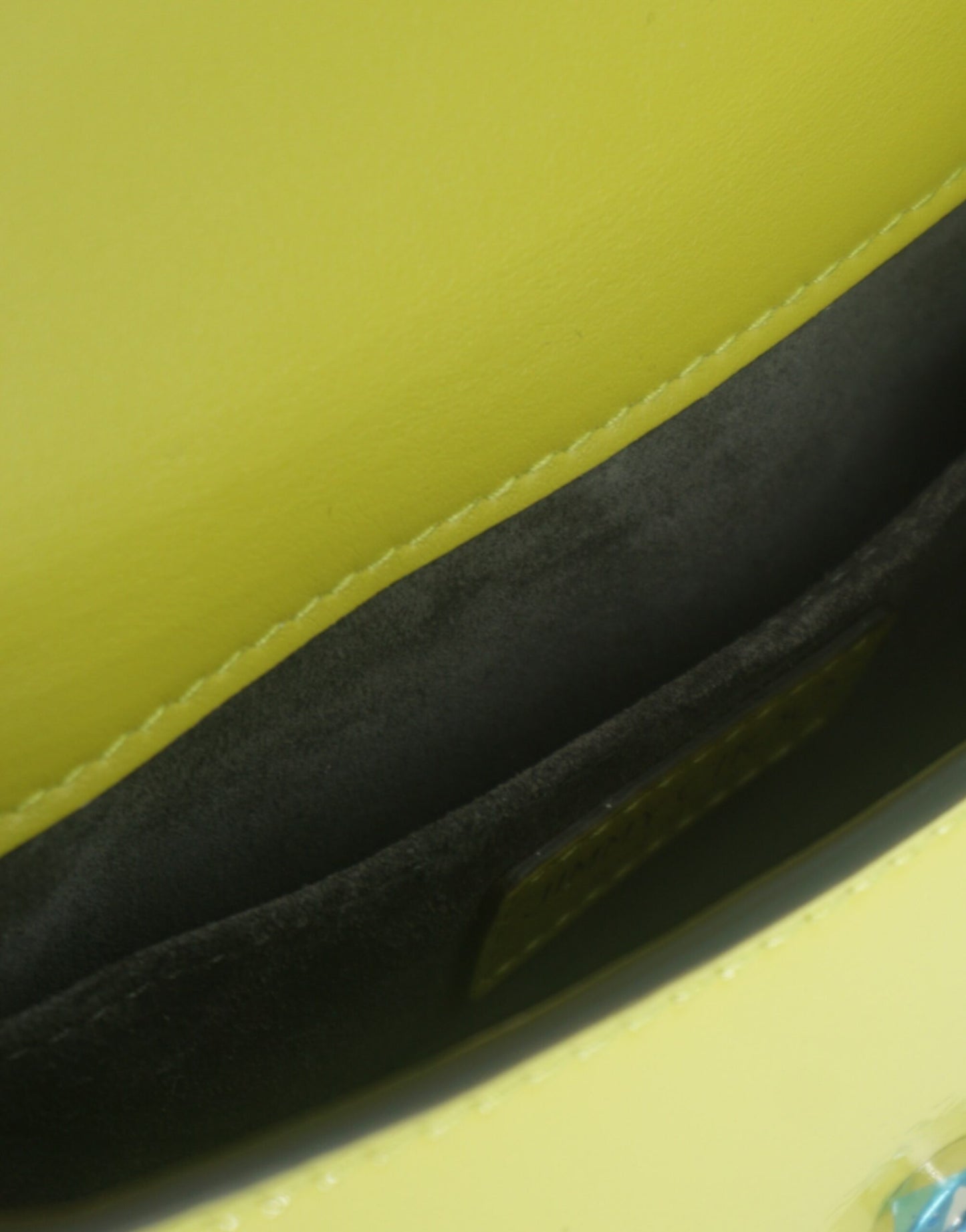 Bolso de hombro pequeño de piel color amarillo lima