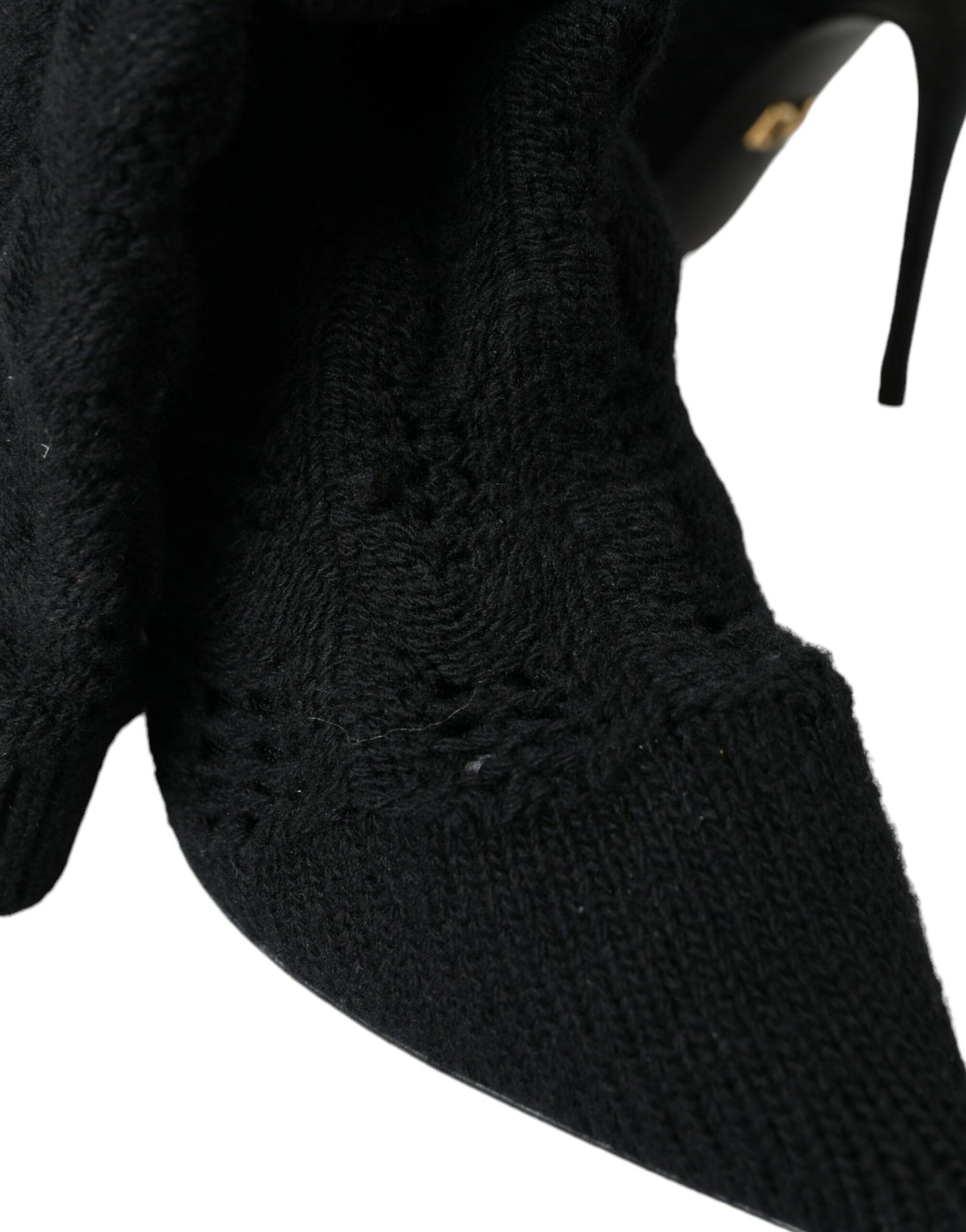 Botas negras de tacón de aguja a media pantorrilla