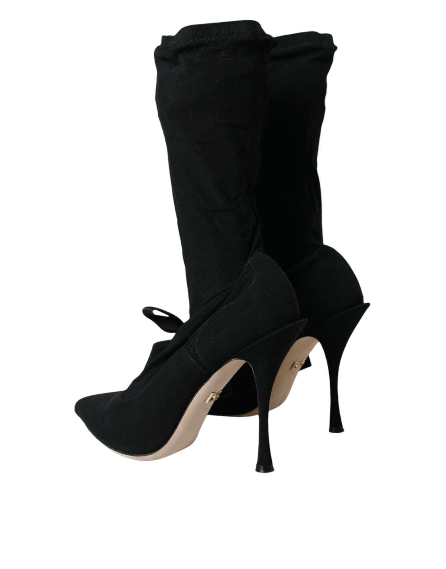 Botas negras de tacón de aguja a media pantorrilla