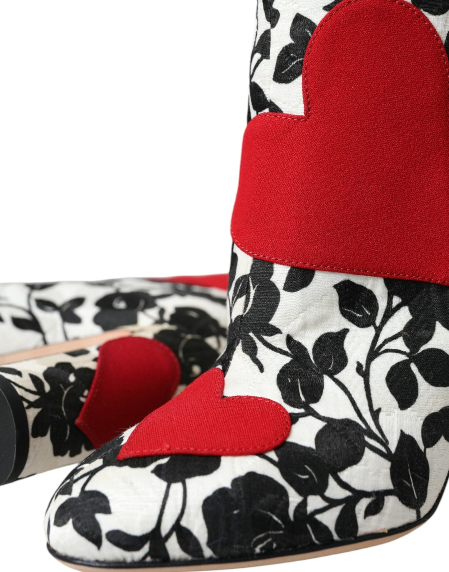 Botas altas de cuero con corazones florales blancos