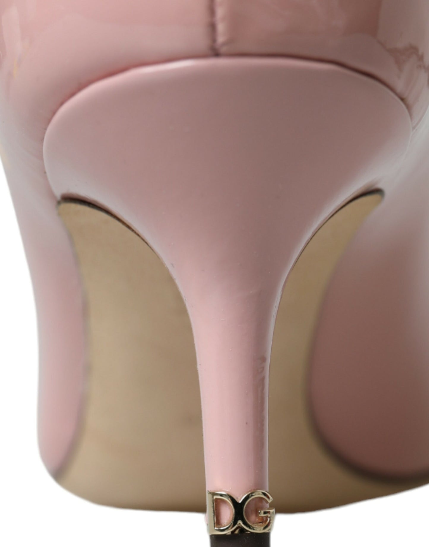 Zapatos de tacón de charol rosa claro
