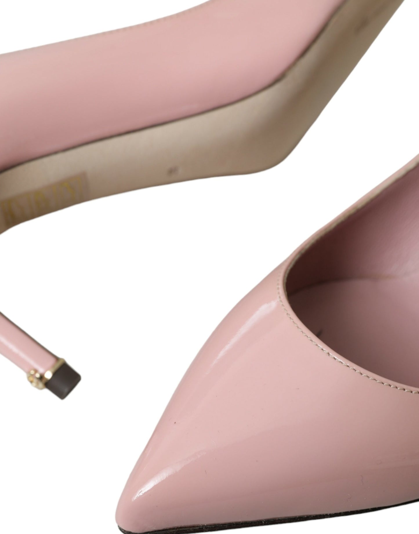 Zapatos de tacón de charol rosa claro