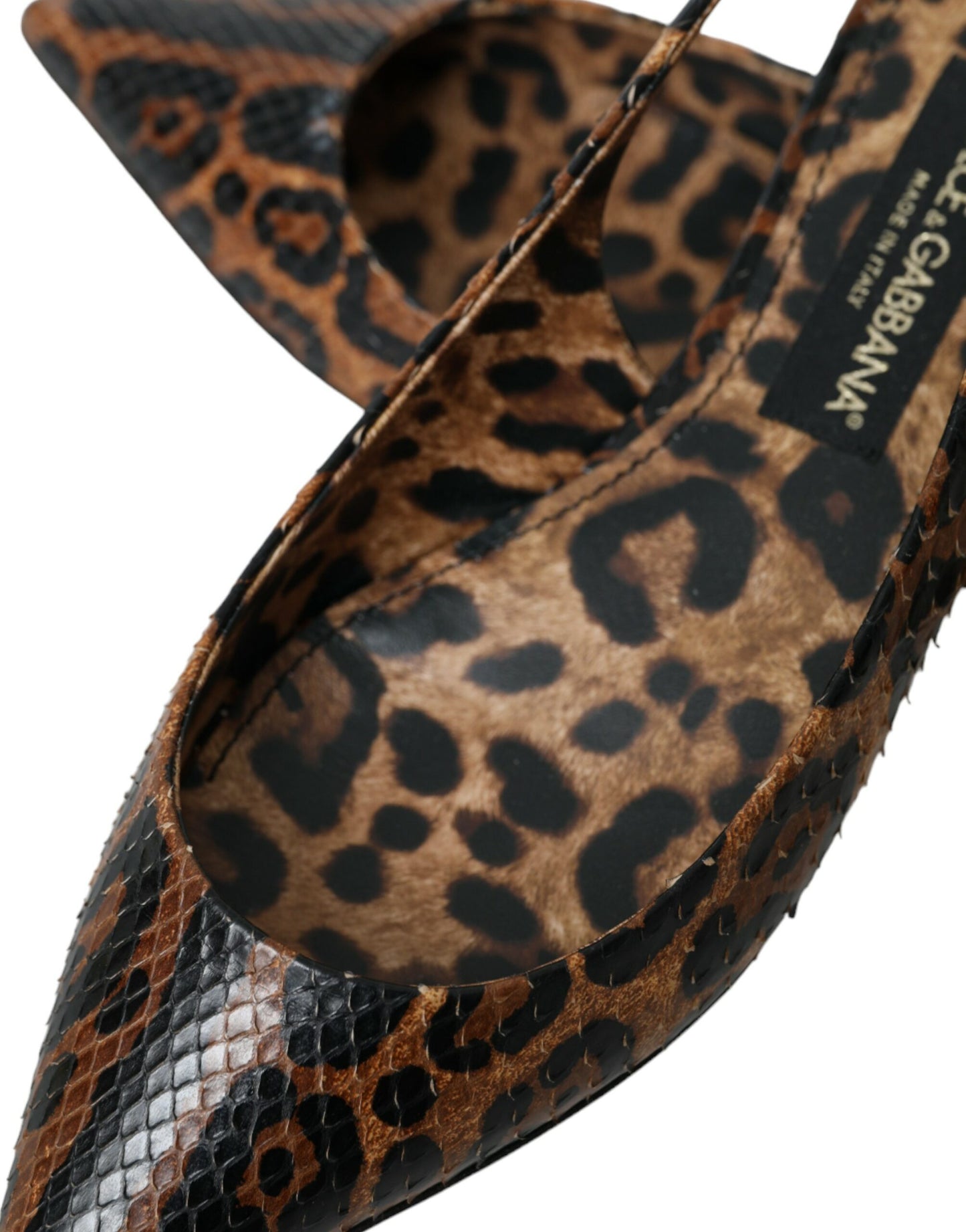 Zapatos de tira trasera de piel exótica de leopardo marrón