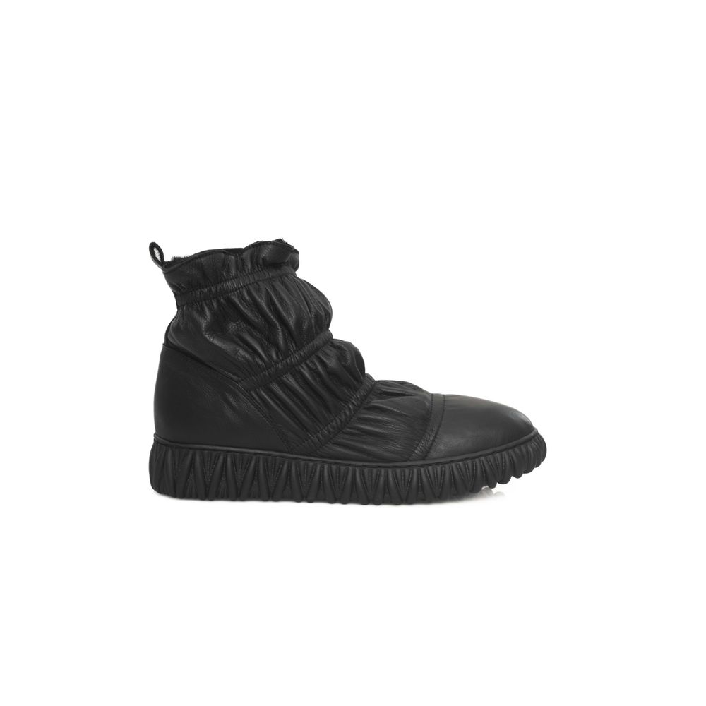 Bota de mujer de cuero negro