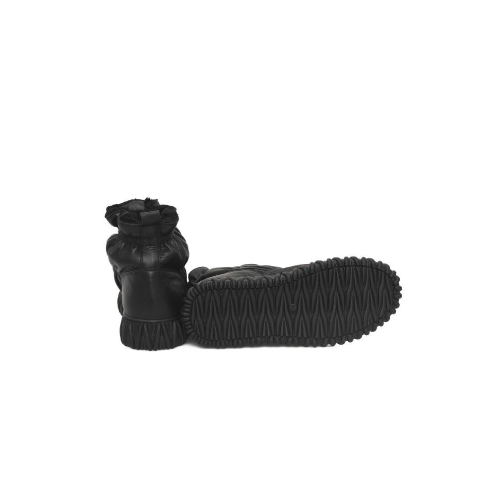 Bota de mujer de cuero negro